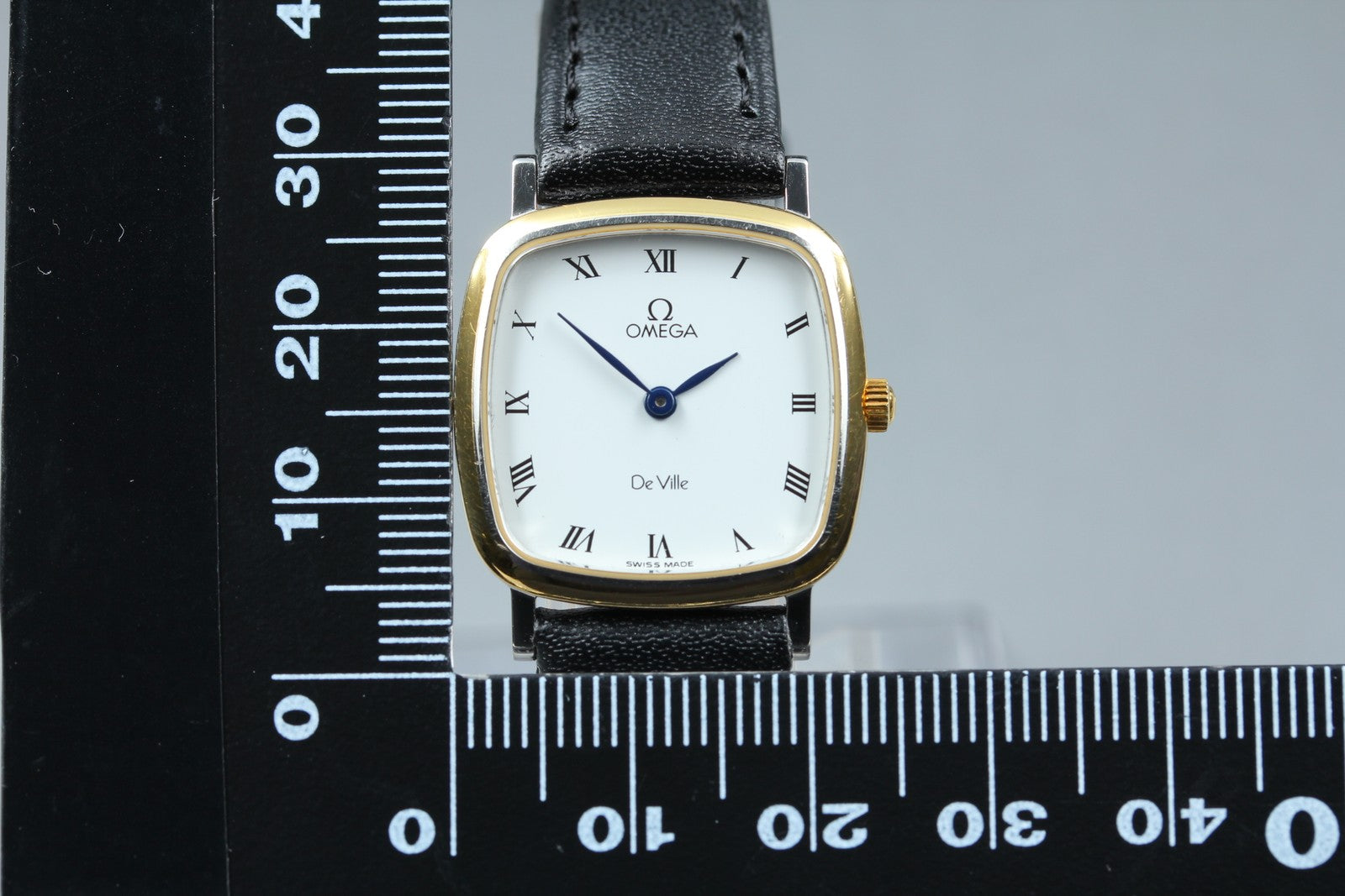 1993 Near MINT OMEGA De Ville 23mm 595.3111 Quartz White Roman Women's Vintage