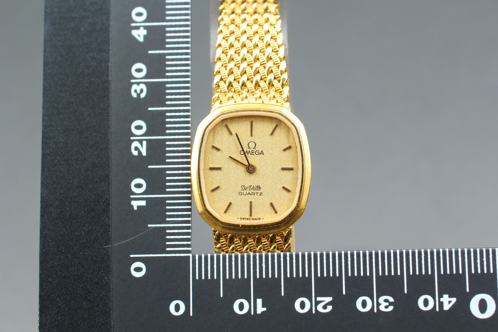 1980 Near MINT OMEGA De Ville 20mm 591.157 Quartz Gold Dial Women's Vintage