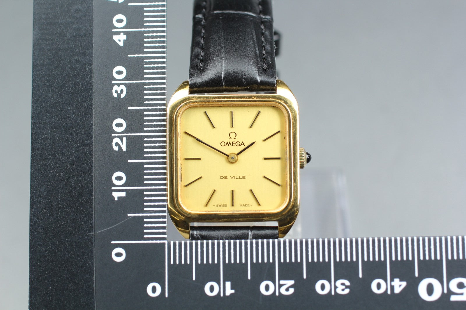 1976 Near MINT OMEGA De Ville 24mm 511.0502 Manual Gold Dial Women's Vintage