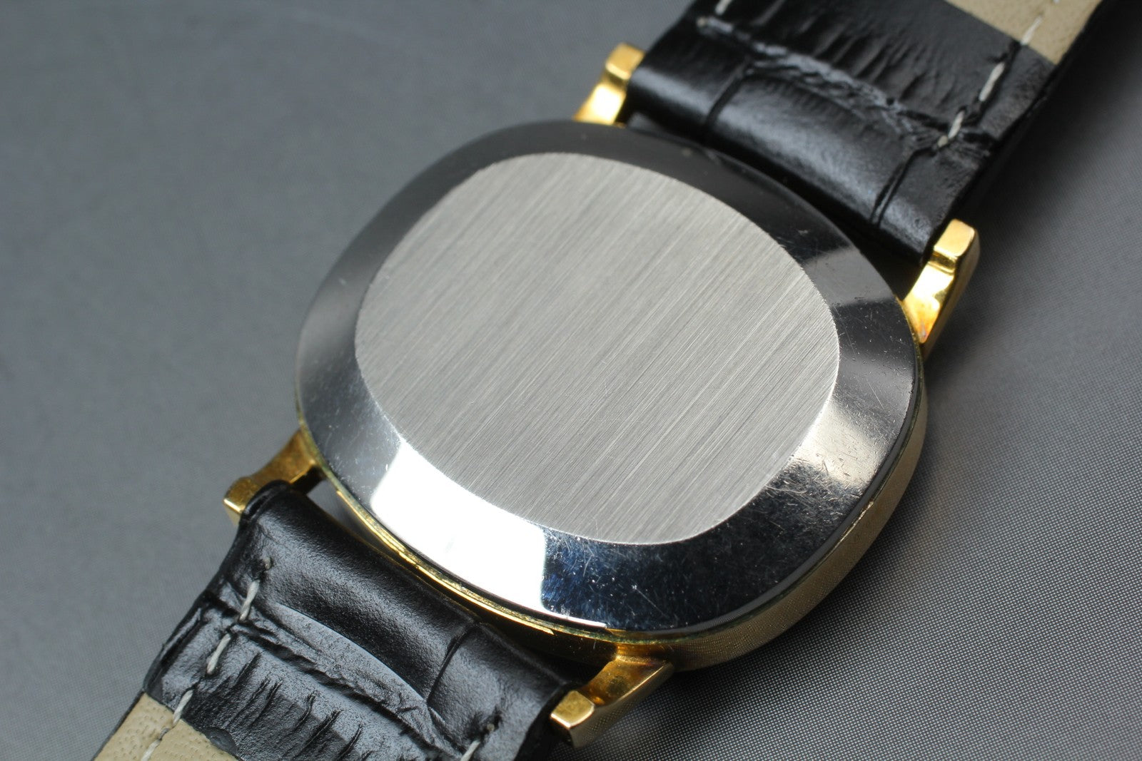 1979 Near MINT OMEGA De Ville 29mm 591.015 Quartz Gold Dial Women's Vintage