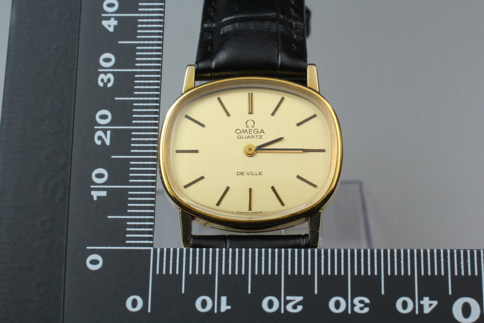 1979 Near MINT OMEGA De Ville 29mm 591.015 Quartz Gold Dial Women's Vintage