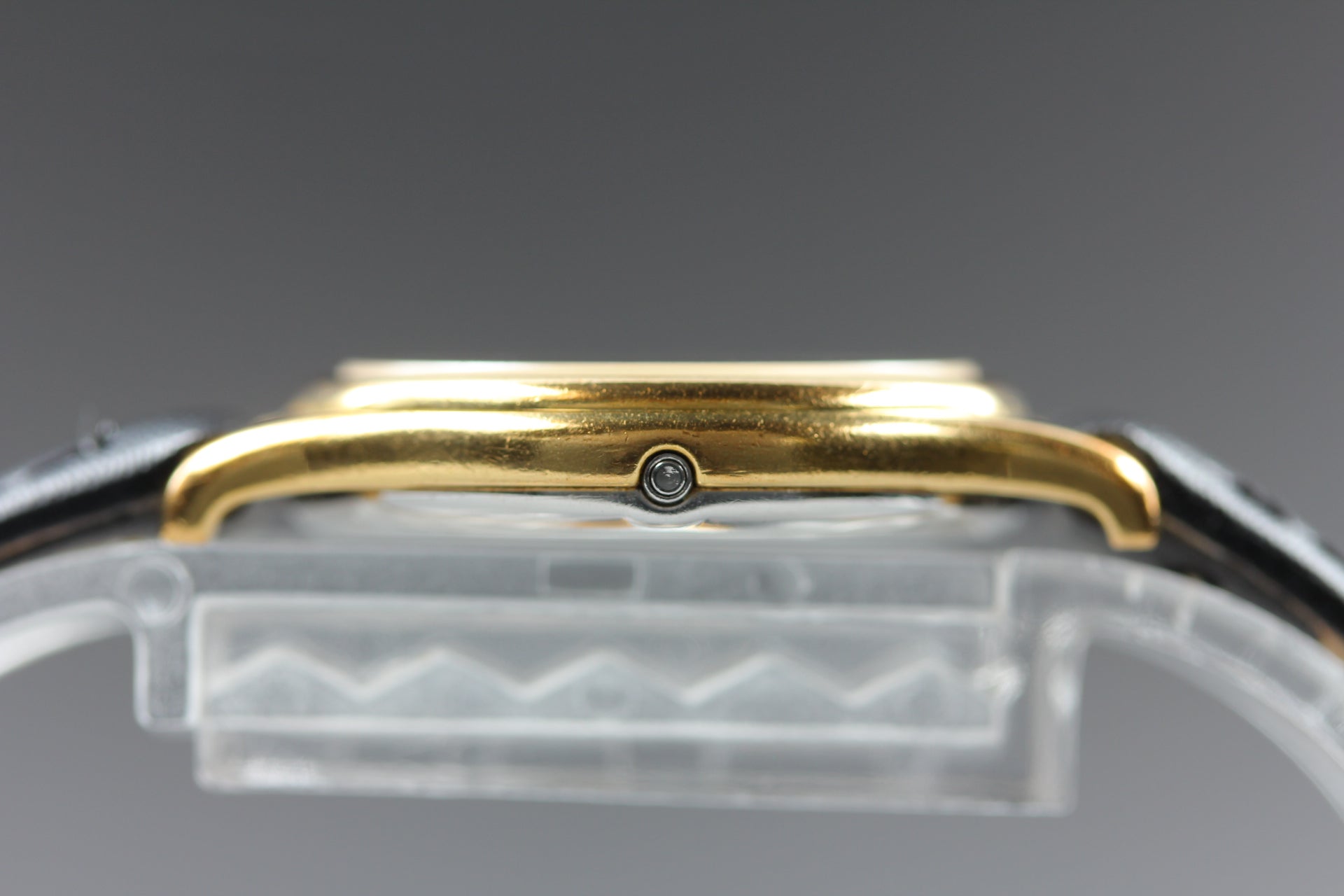 1981 Near MINT OMEGA De Ville 24mm 591.0094 Quartz Gold Dial Women's Vintage
