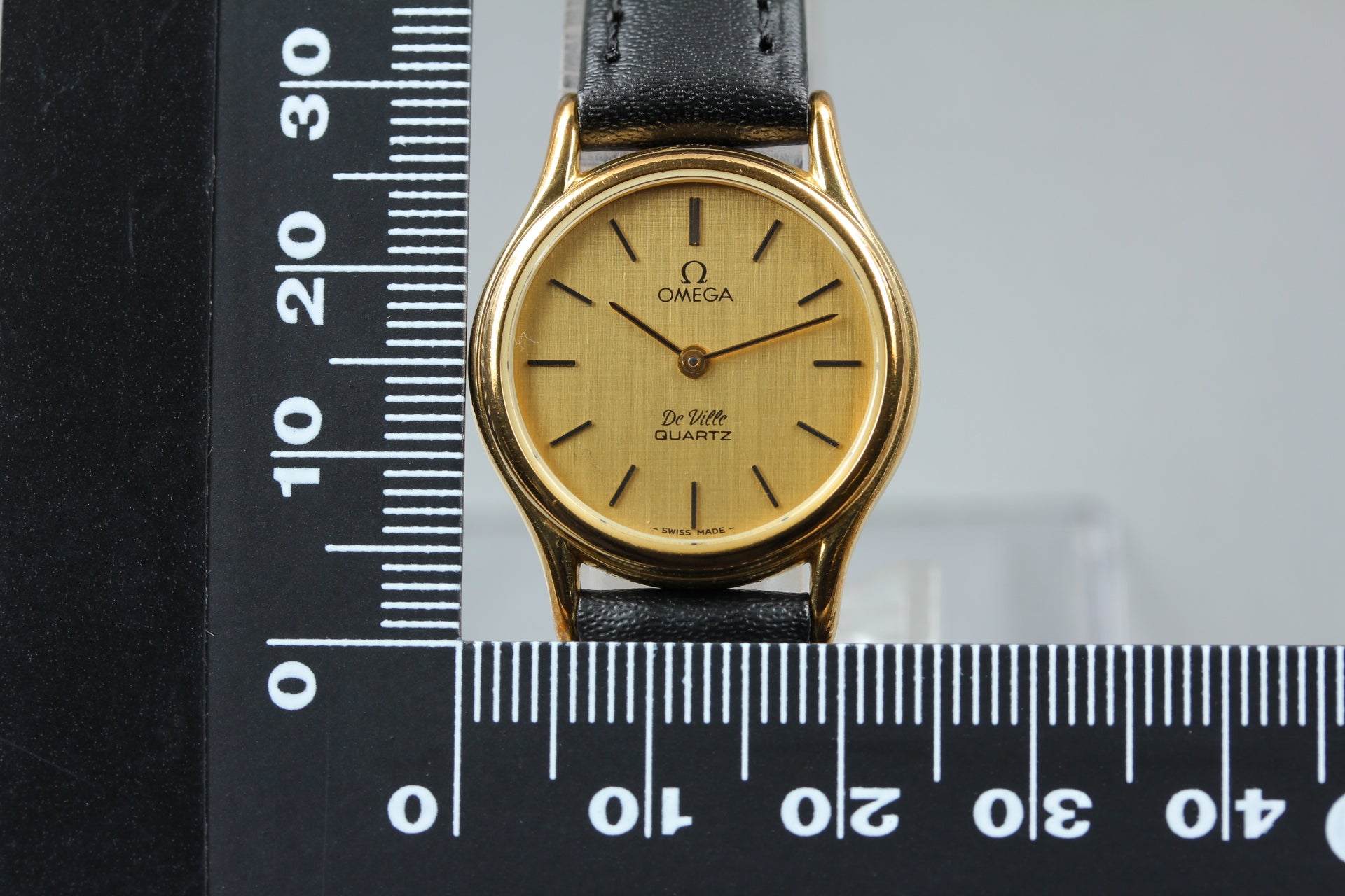 1981 Near MINT OMEGA De Ville 24mm 591.0094 Quartz Gold Dial Women's Vintage