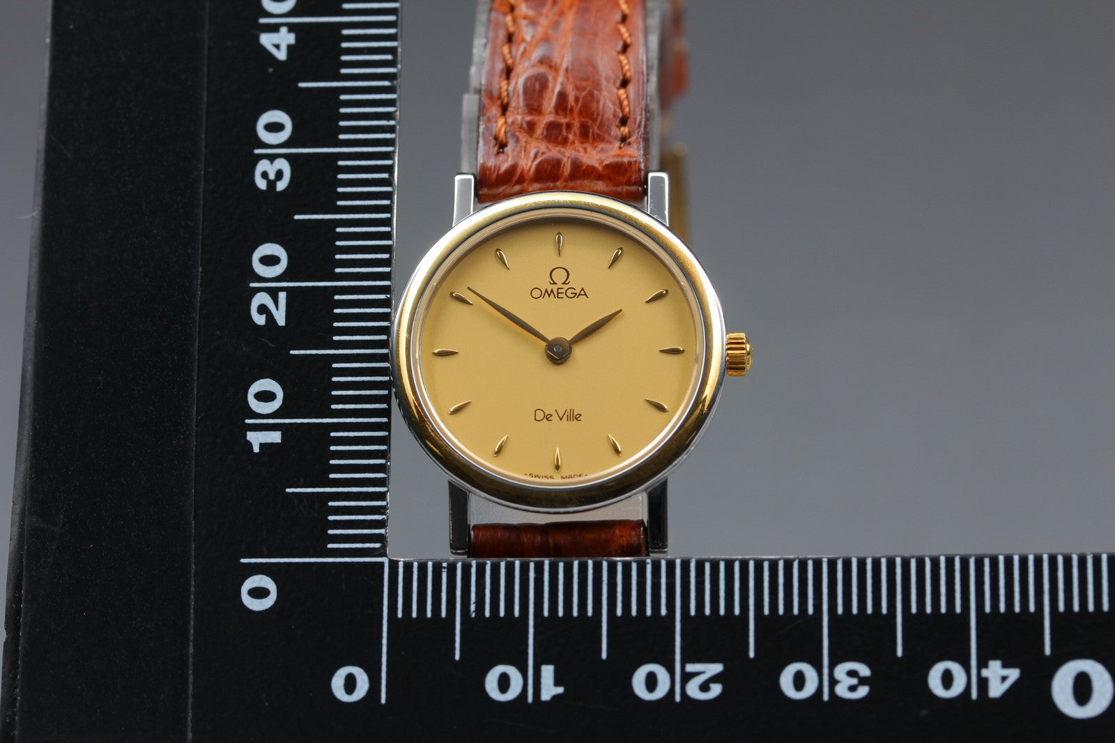 1993 Near MINT OMEGA De Ville 23mm 595.1111 Quartz Gold Dial Women's Vintage