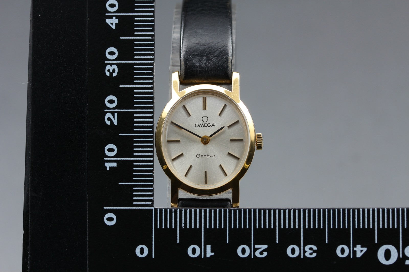 1974 Near MINT OMEGA Geneve 21mm 511.0411 Manual Silver Dial Women's Vintage