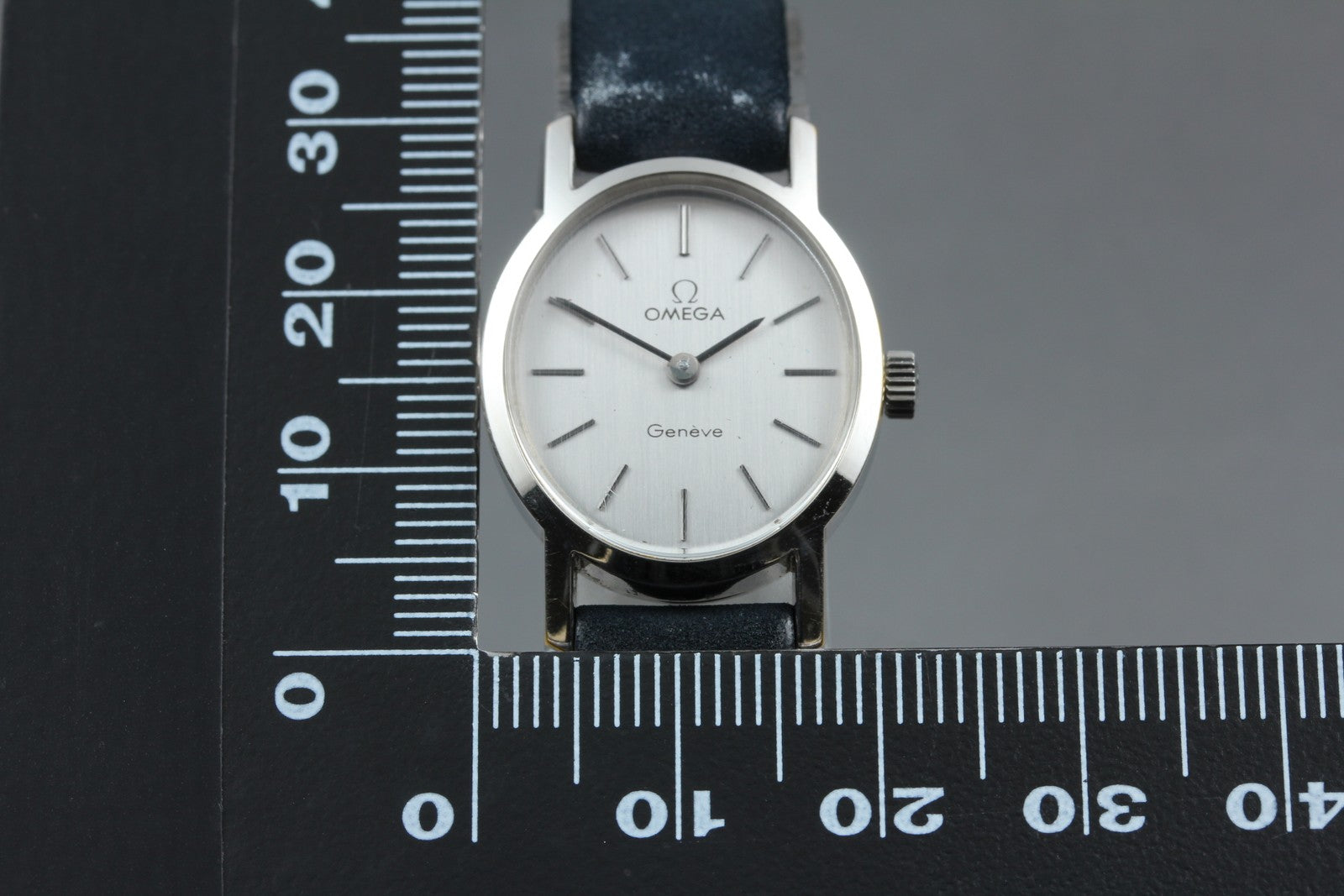 1971 Near MINT OMEGA Geneve 21mm 511.0411 Manual Silver Dial Women's Vintage
