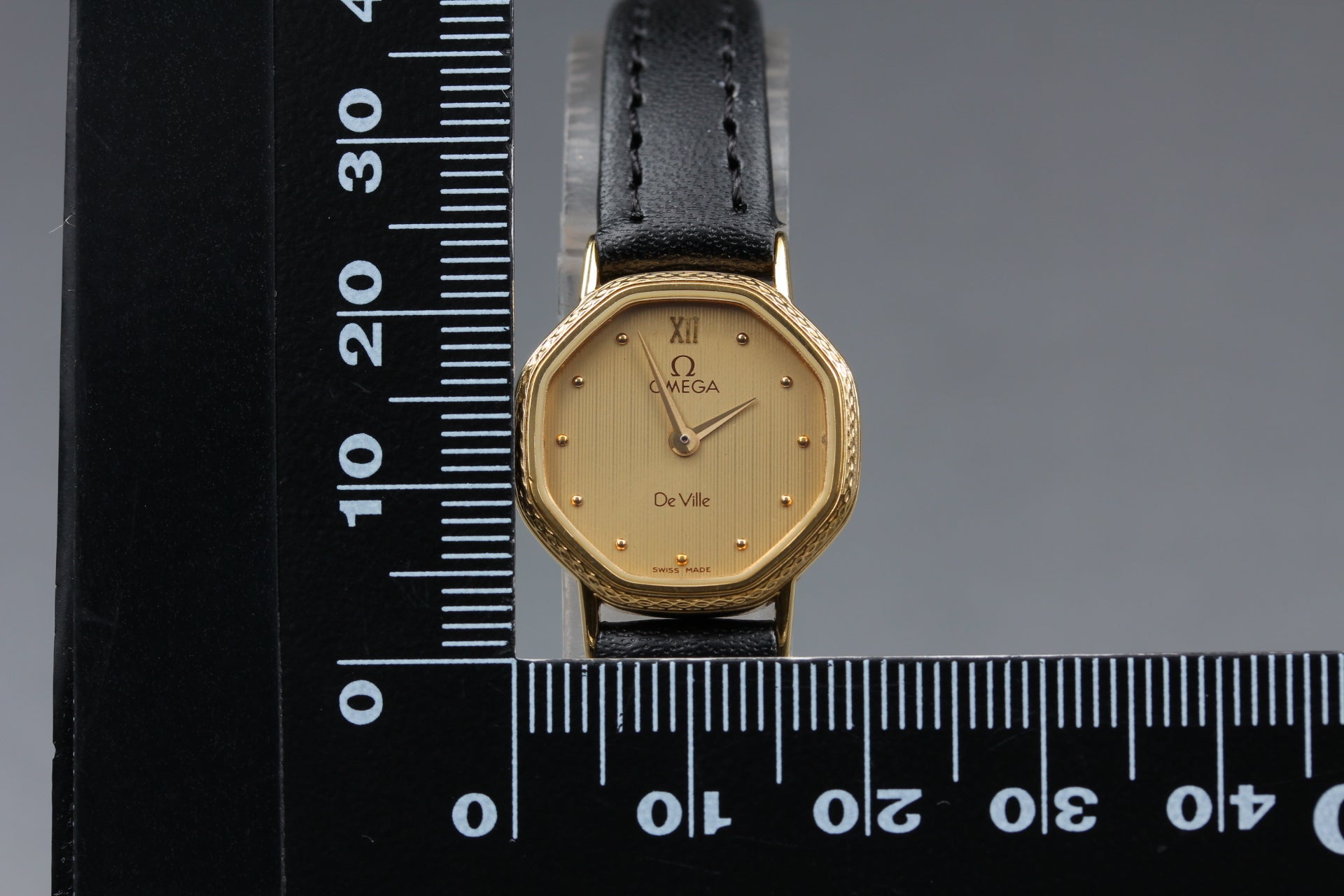 1984 Near MINT OMEGA De Ville 20mm 591.0257 Quartz Gold Roman Dial Women Vintage
