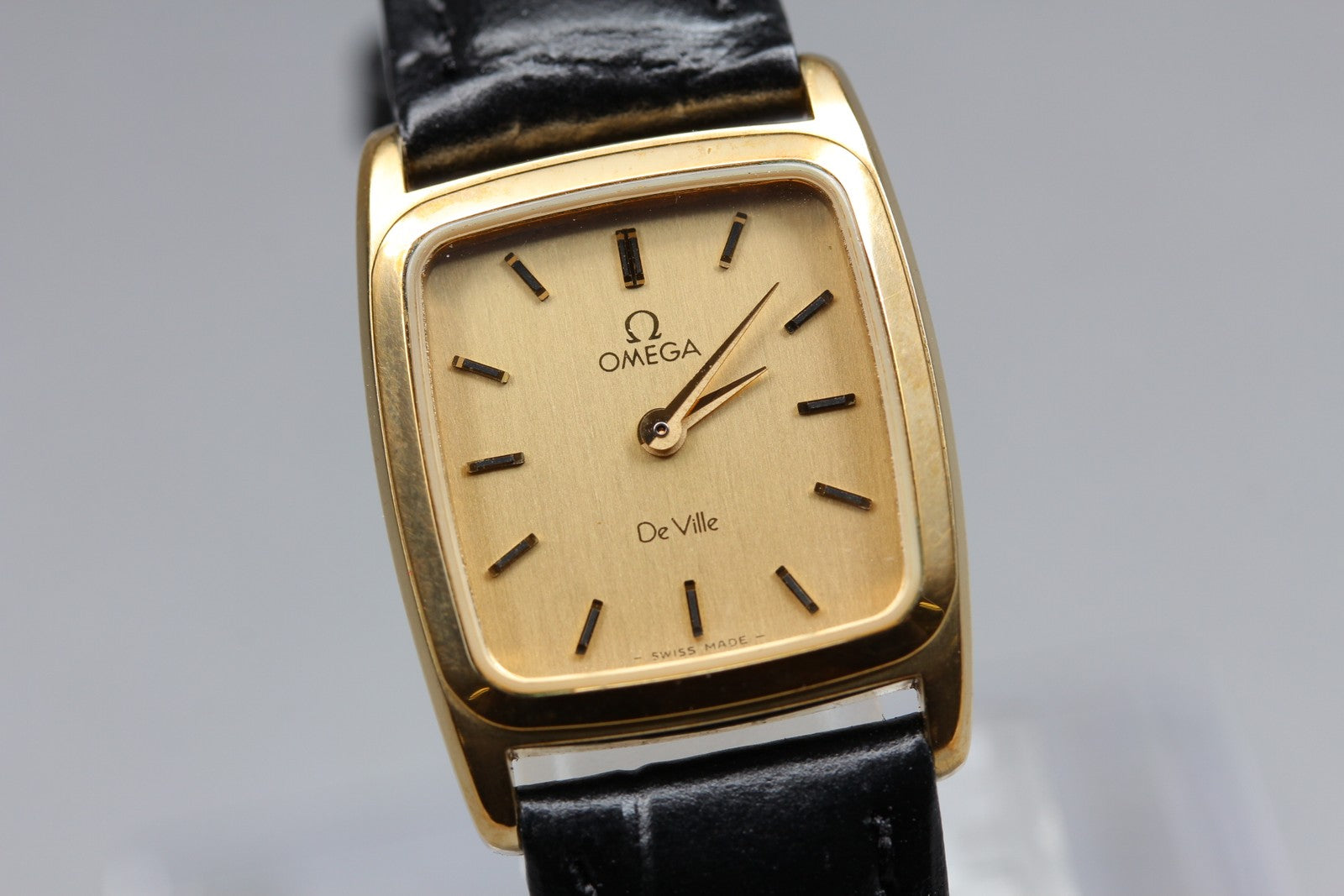 1983 Near MINT OMEGA De Ville 19mm 591.0230 Quartz Gold Dial Women's Vintage