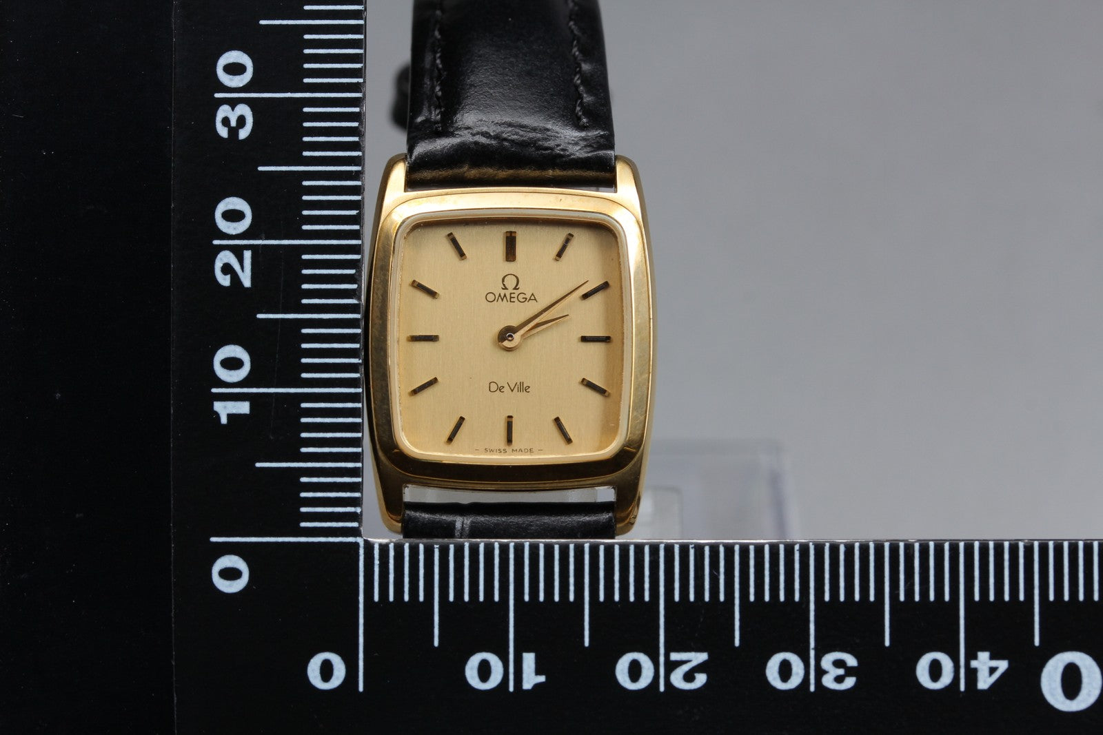 1983 Near MINT OMEGA De Ville 19mm 591.0230 Quartz Gold Dial Women's Vintage