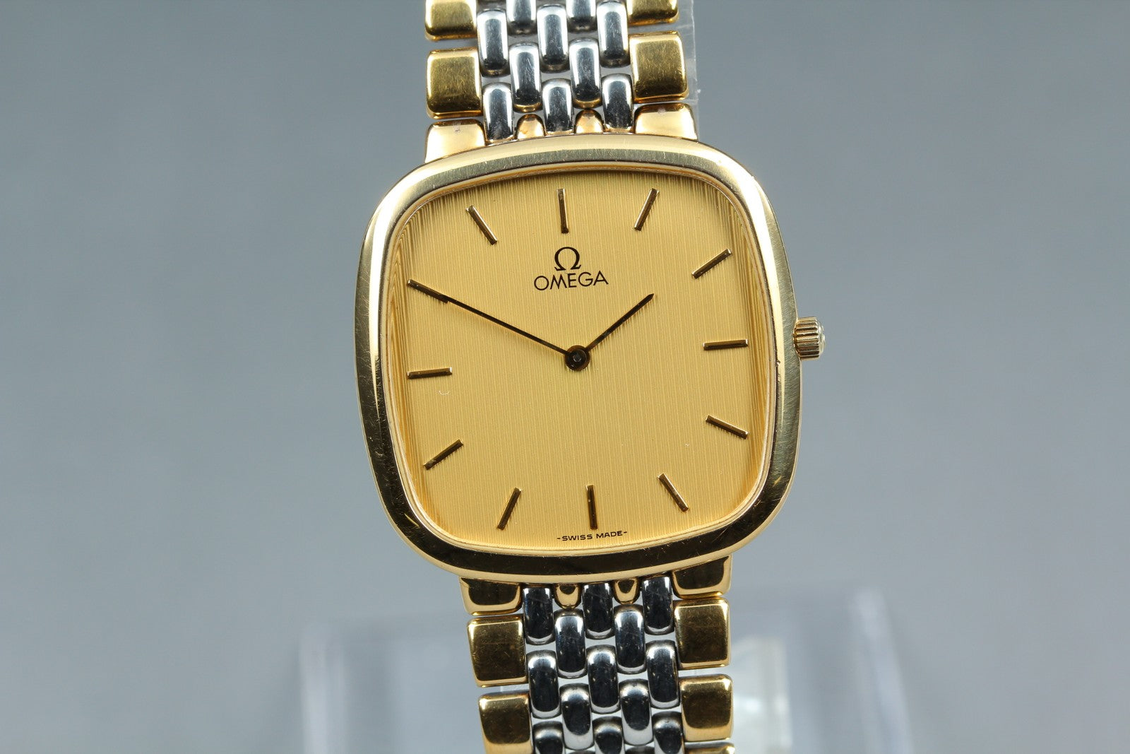 1988 Near MINT OMEGA De Ville 30mm 395.0877.2 Quartz Gold Dial Men's Vintage