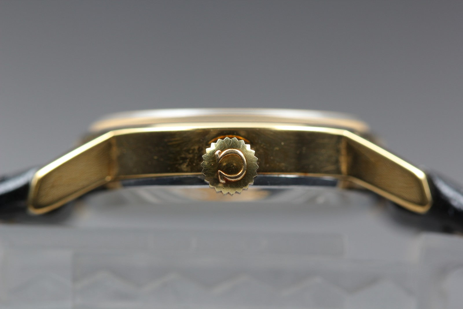 1976 Near MINT OMEGA De Ville 24mm 511.0508 Manual Gold Dial Women's Vintage