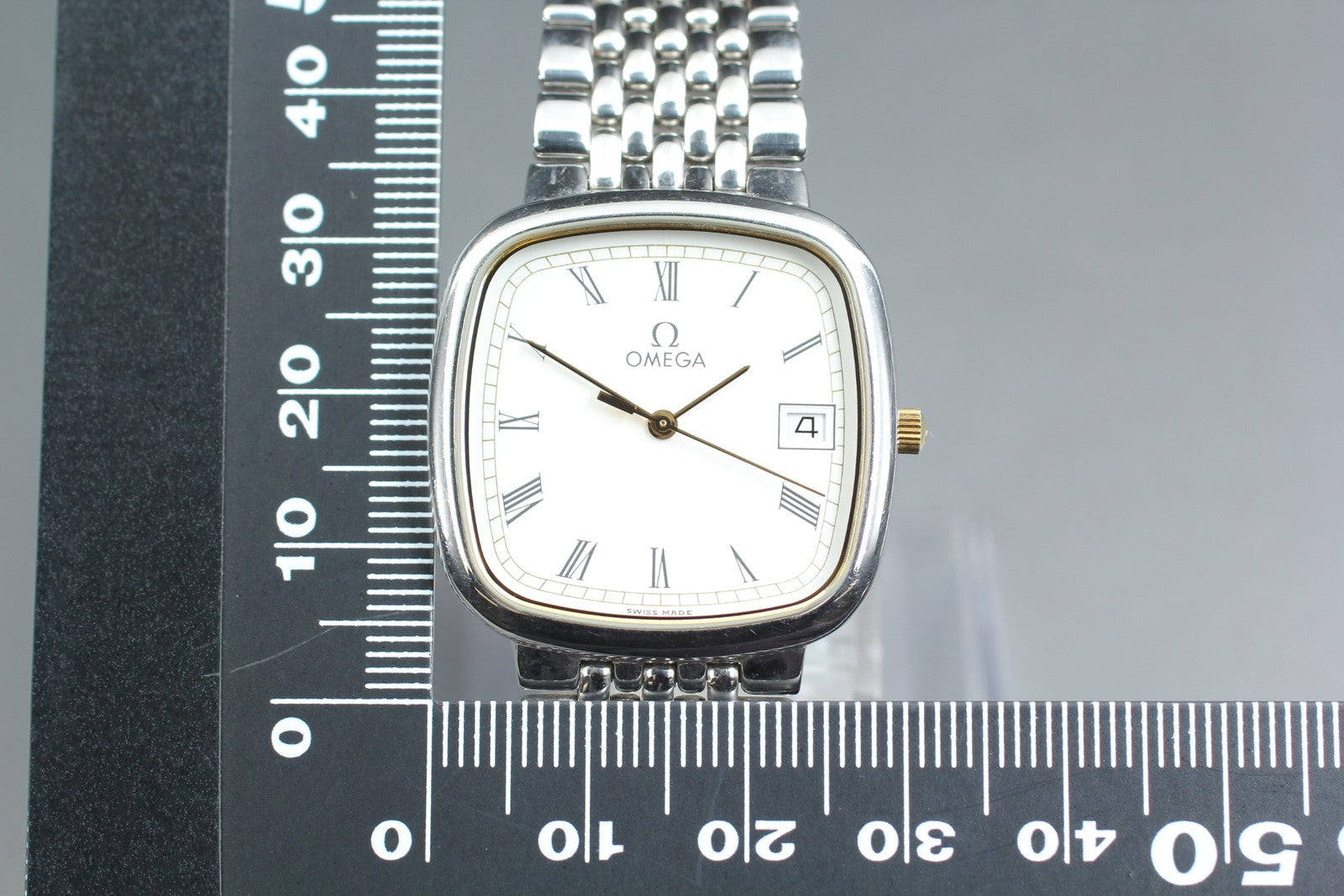 1988 Near MINT OMEGA De Ville 30mm 396.1017 Quartz White Roman Men's Vintage
