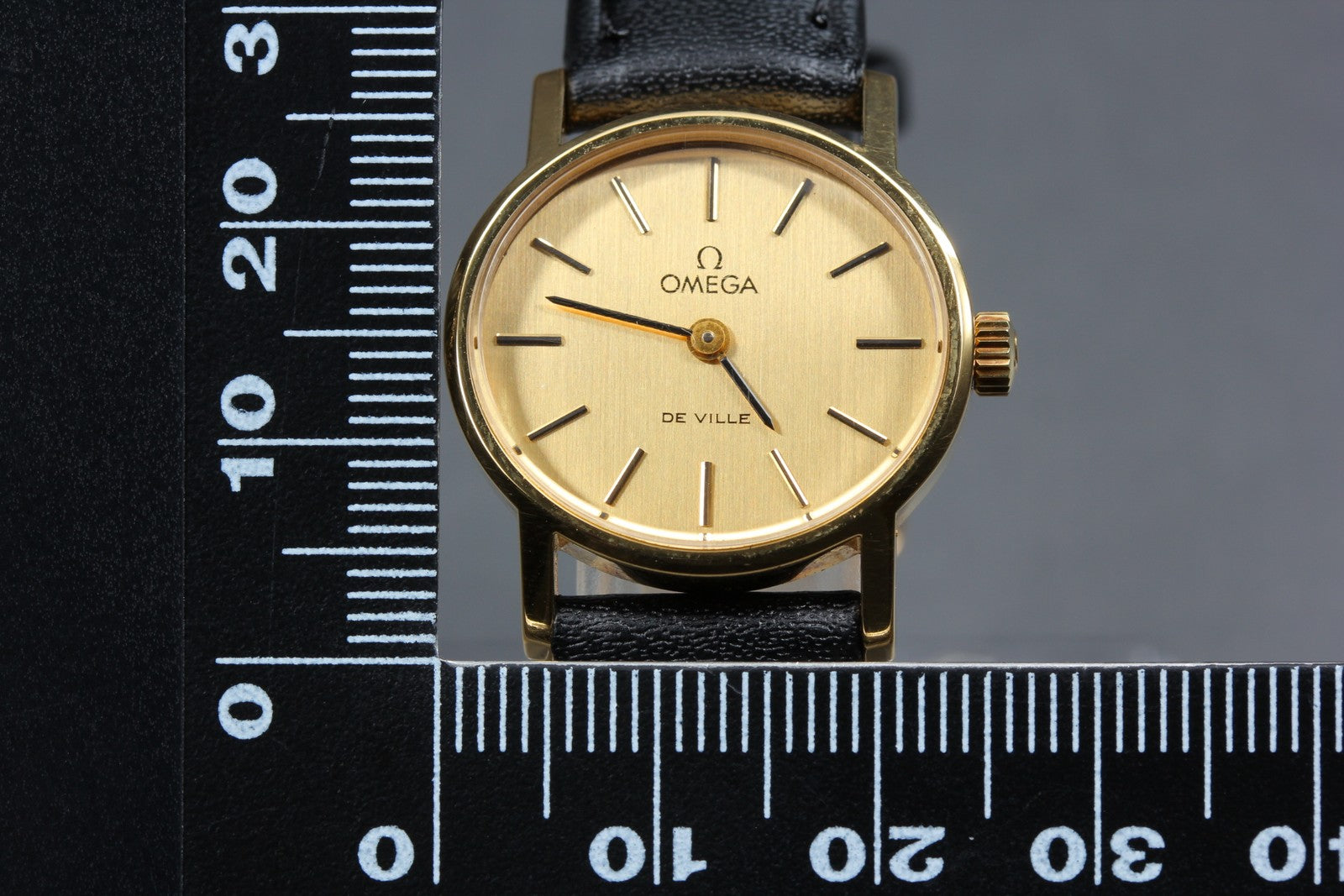 1976 Near MINT OMEGA De Ville 24mm 511.0508 Manual Gold Dial Women's Vintage