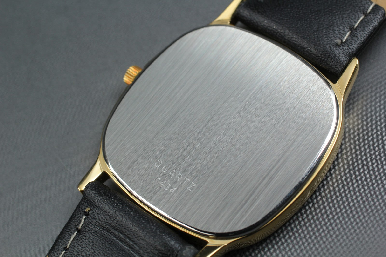 1984 Near MINT OMEGA De Ville 30mm 191.0219 Quartz Gold Dial Men's Watch Vintage