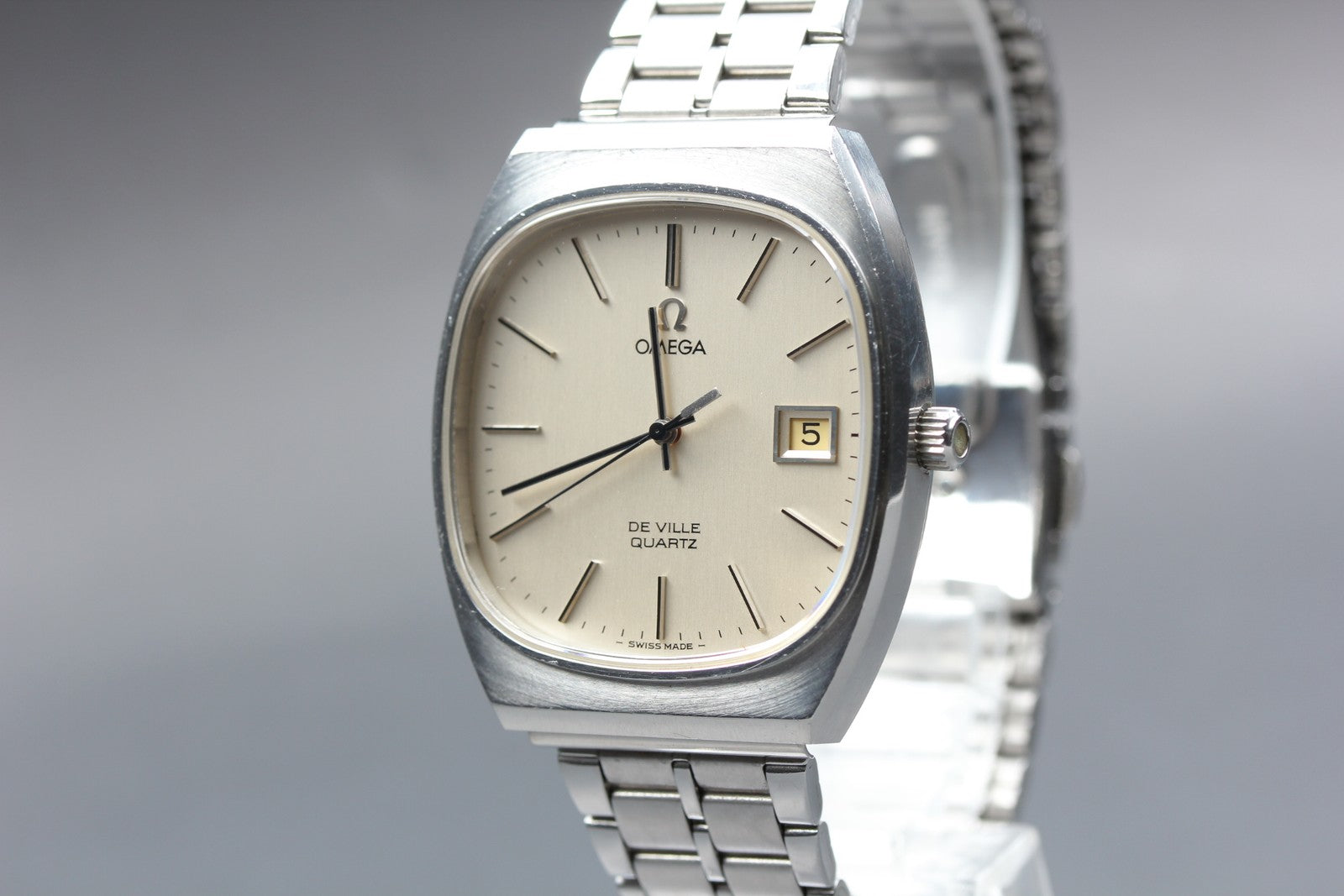1977 Near MINT OMEGA De Ville 34mm 192.0035 Quartz Silver Dial Men's Vintage