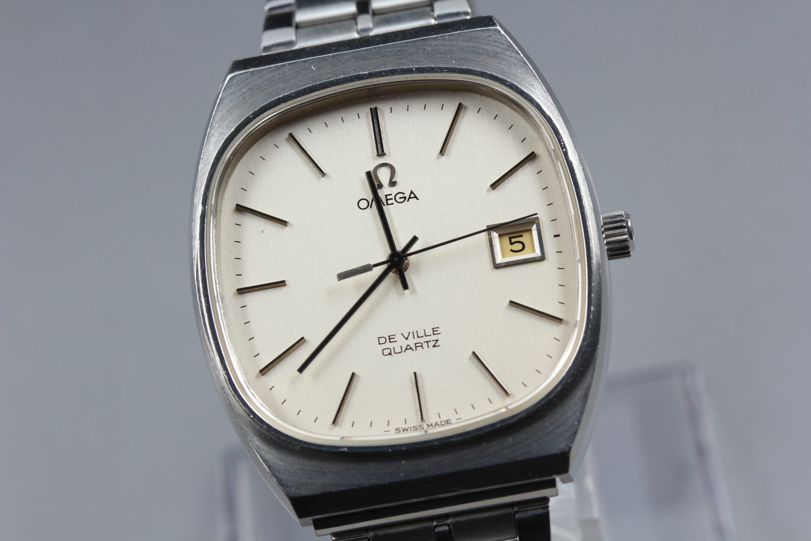 1977 Near MINT OMEGA De Ville 34mm 192.0035 Quartz Silver Dial Men's Vintage