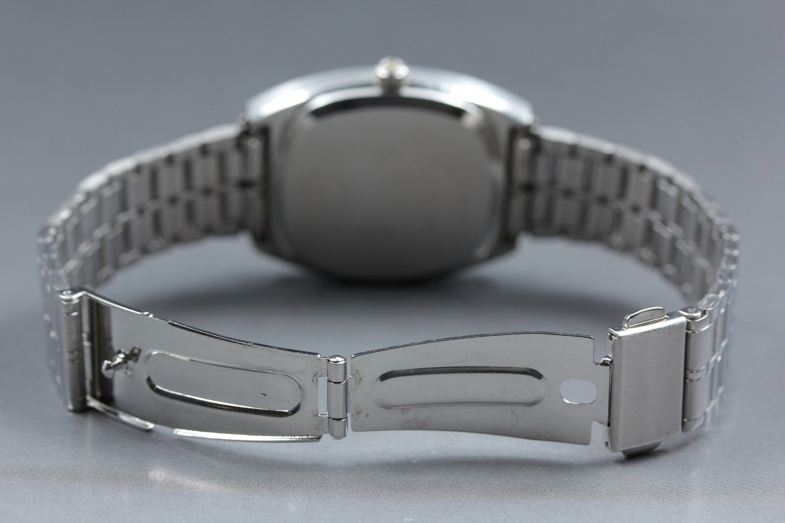 1977 Near MINT OMEGA De Ville 34mm 192.0035 Quartz Silver Dial Men's Vintage