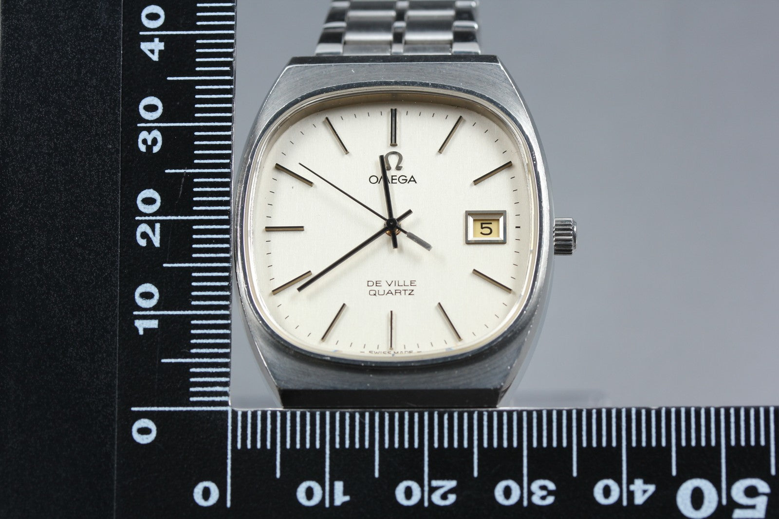 1977 Near MINT OMEGA De Ville 34mm 192.0035 Quartz Silver Dial Men's Vintage