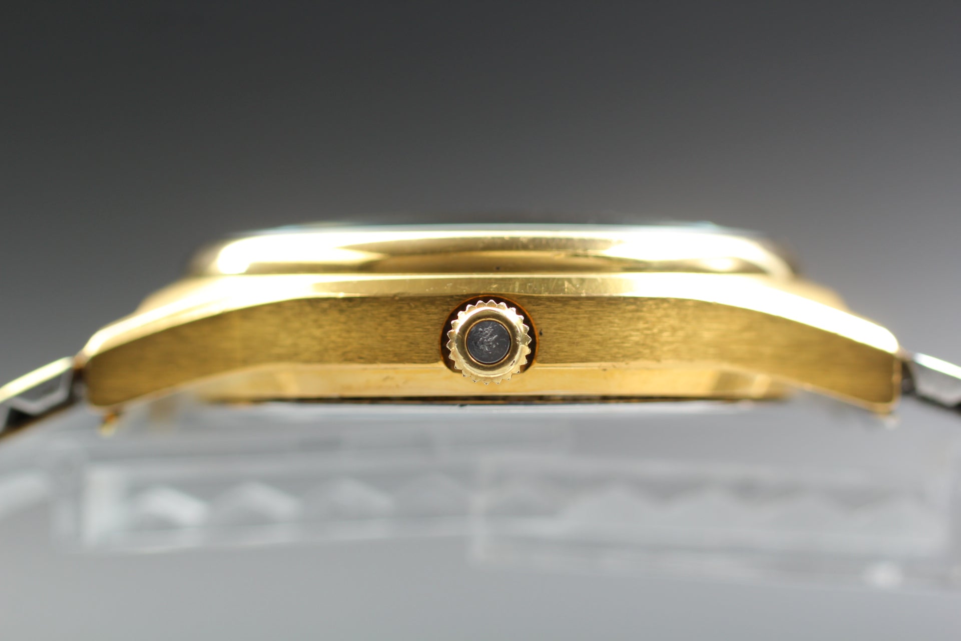 1977 Near MINT OMEGA Seamaster 35mm 196.0116 Quartz Gold Dial Men's Vintage
