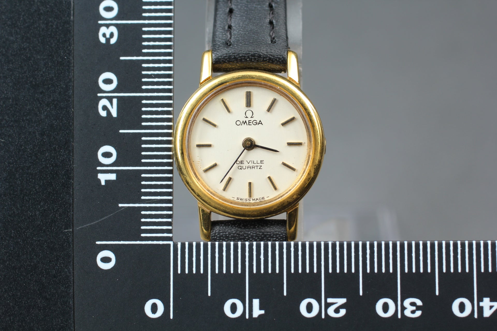1979 Near MINT OMEGA De Ville 20mm 591.0011 Quartz Silver Dial Women's Vintage