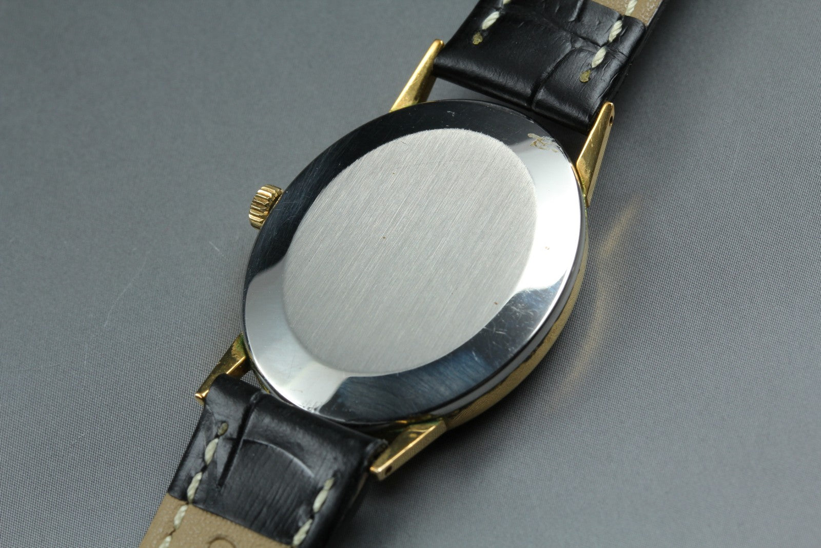 1974 Near MINT OMEGA Geneve 27mm 511.416 Manual Winding Gold Dial Unisex Vintage