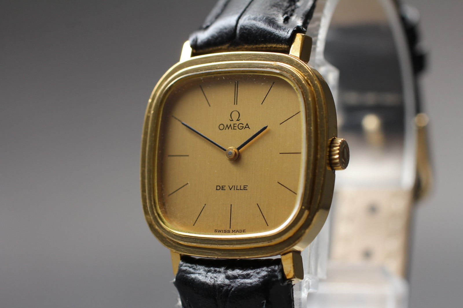1974 Near MINT OMEGA De Ville 24mm 511.0471 Manual Gold Dial Women's Vintage