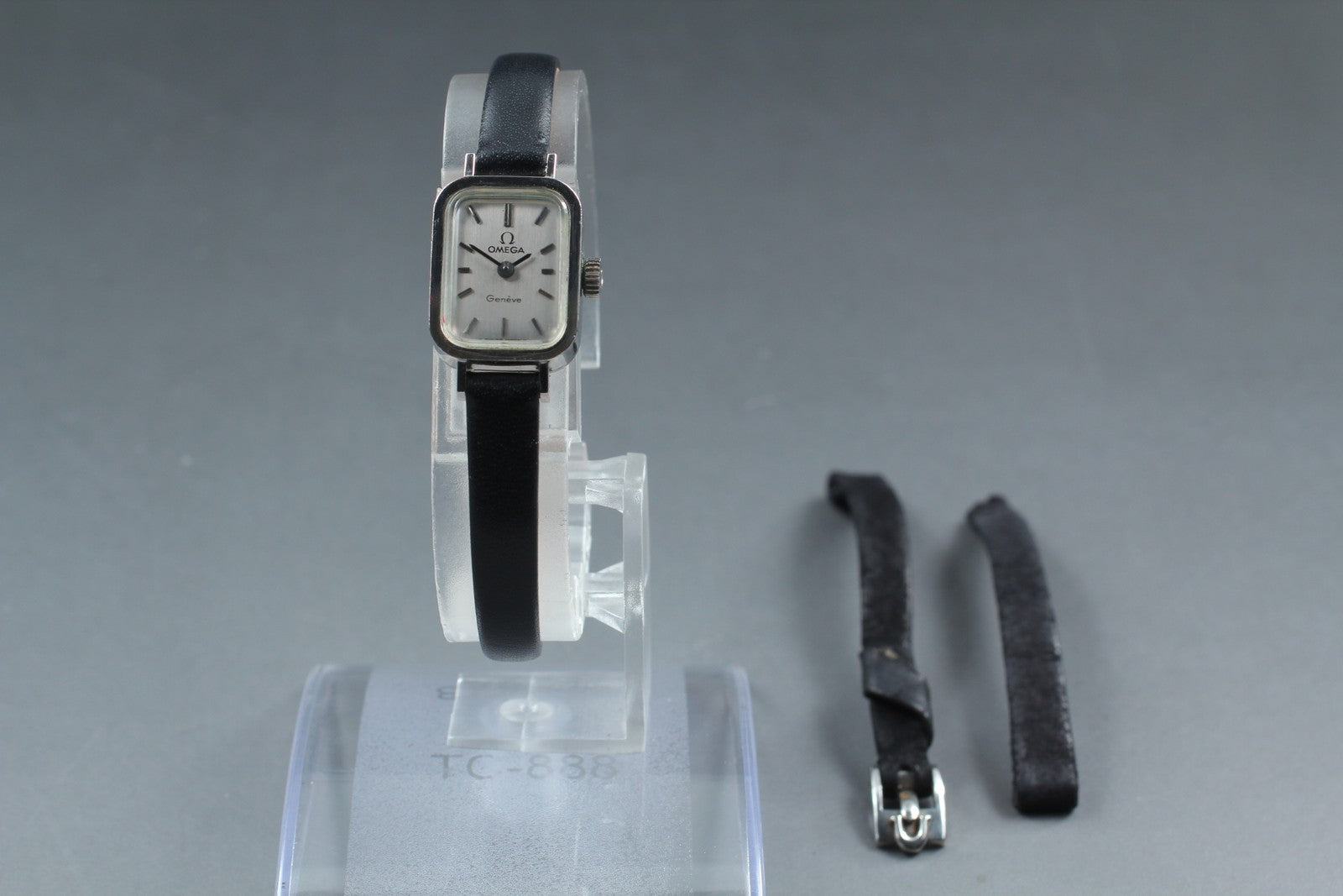 1970 Near MINT OMEGA Geneve 15mm 511.364 Manual Wind Silver Dial Women's Vintage