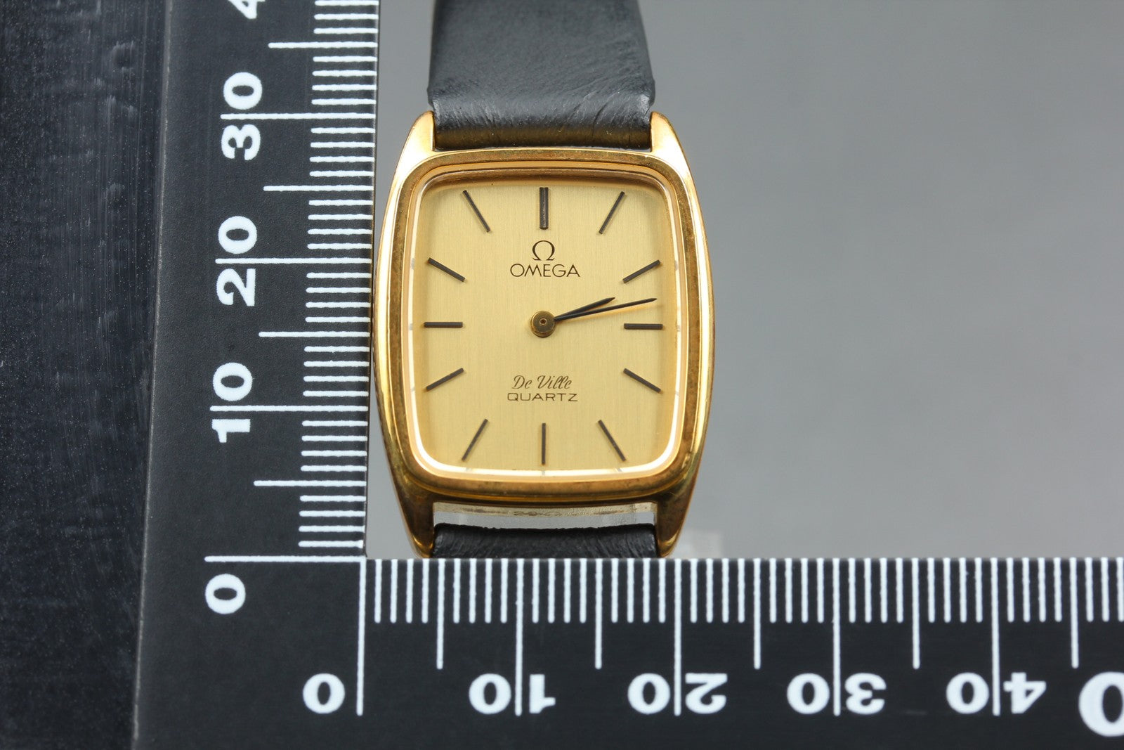 1979 Near MINT OMEGA De Ville 22mm 591.0098 Quartz Gold Dial Women's Vintage