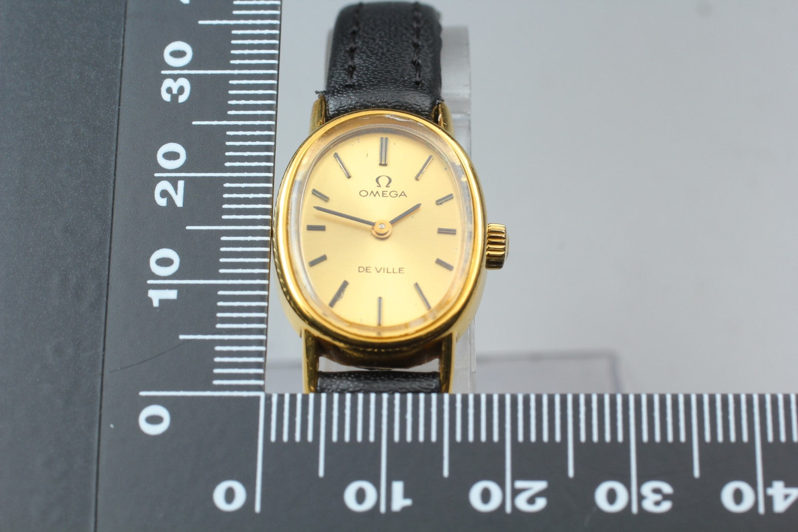 1977 Near MINT/Box OMEGA De Ville 18mm 511.0553 Manual Gold Dial Women's Vintage