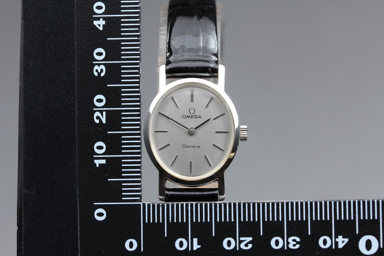 1973 Near MINT OMEGA Geneve 21mm 511.0411 Manual Silver Dial Women's Vintage