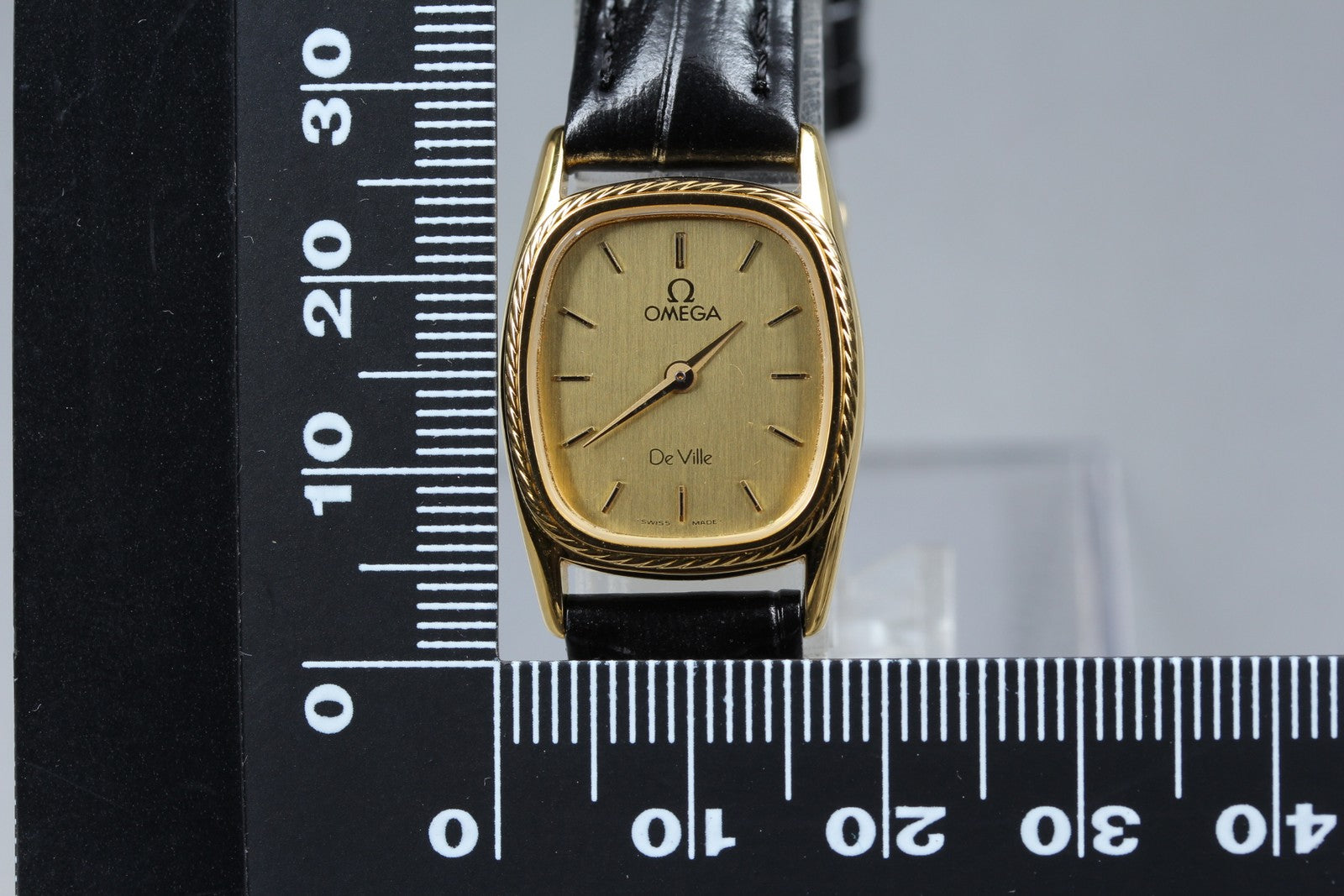 1982 Near MINT OMEGA De Ville 19mm 591.0233 Quartz Gold Dial Women's Vintage