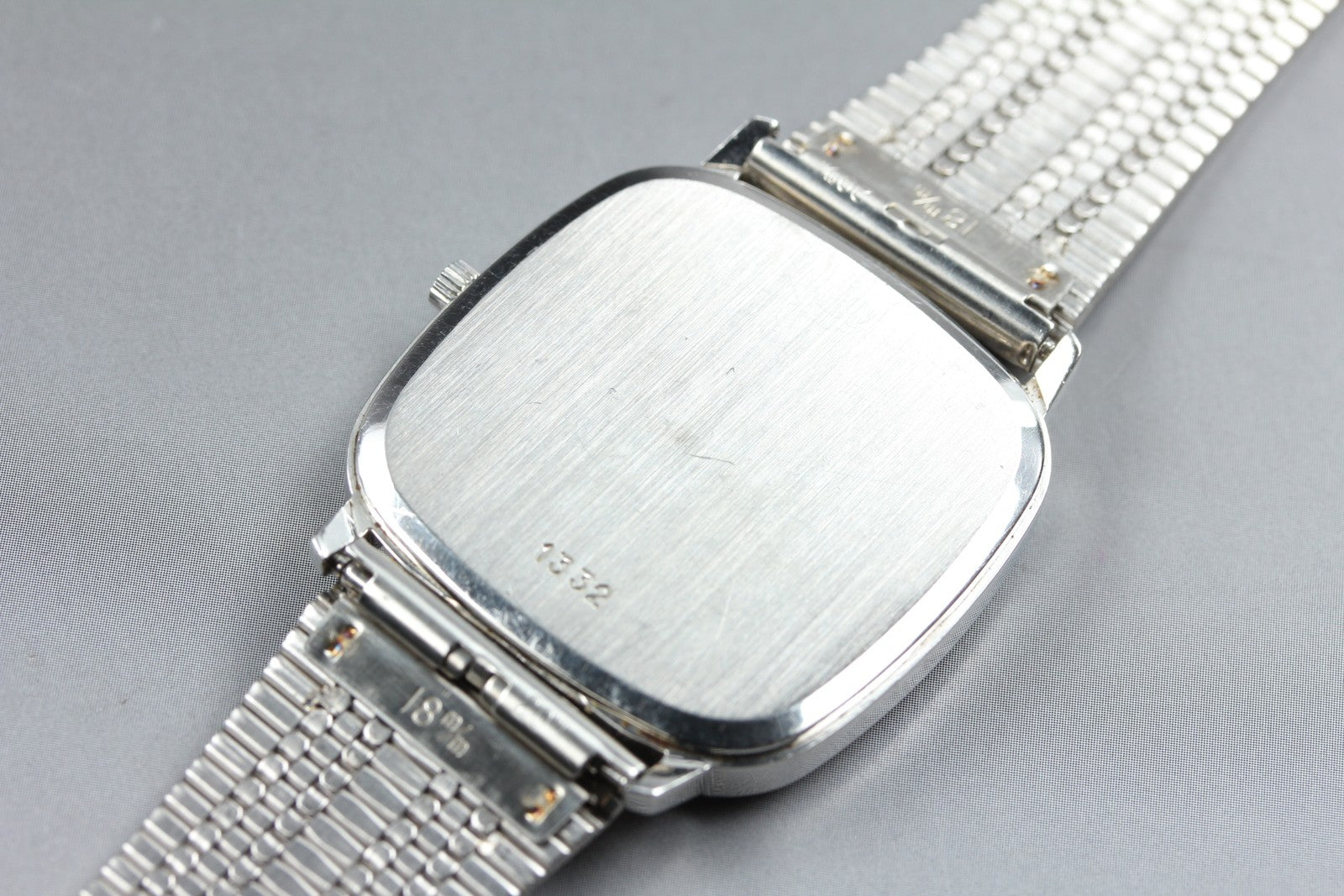1980 Near MINT OMEGA De Ville 33mm 192.0049 Quartz Silver Dial Men's Vintage