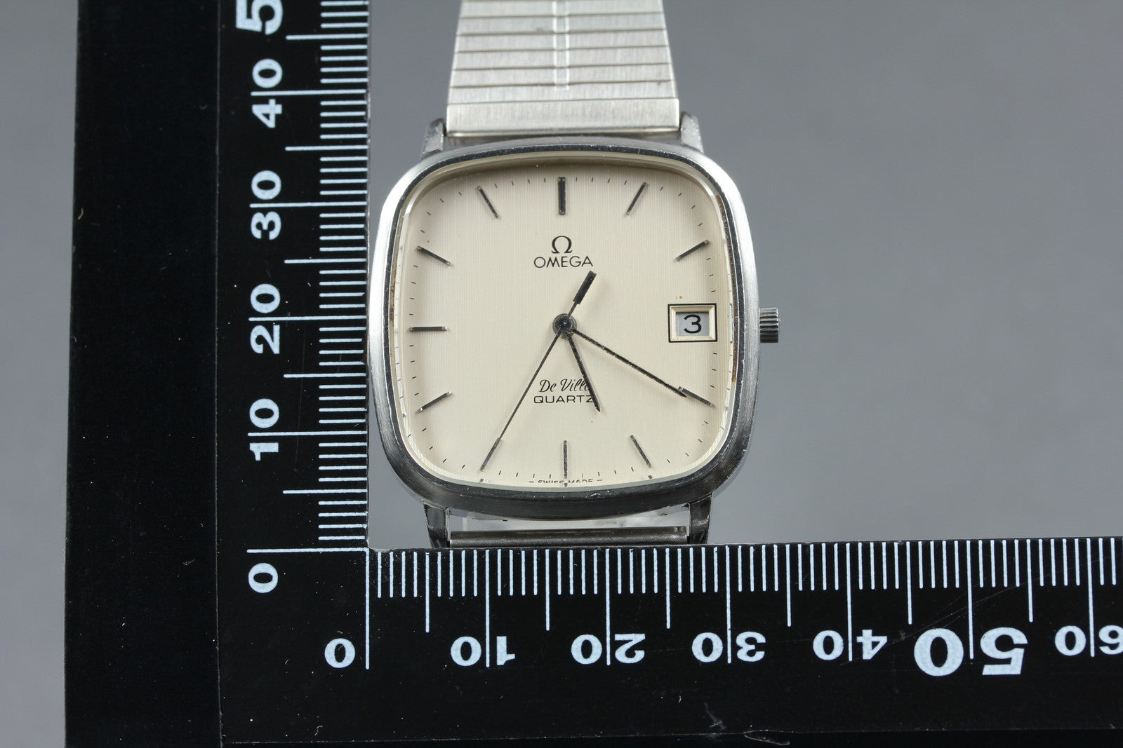 1980 Near MINT OMEGA De Ville 33mm 192.0049 Quartz Silver Dial Men's Vintage