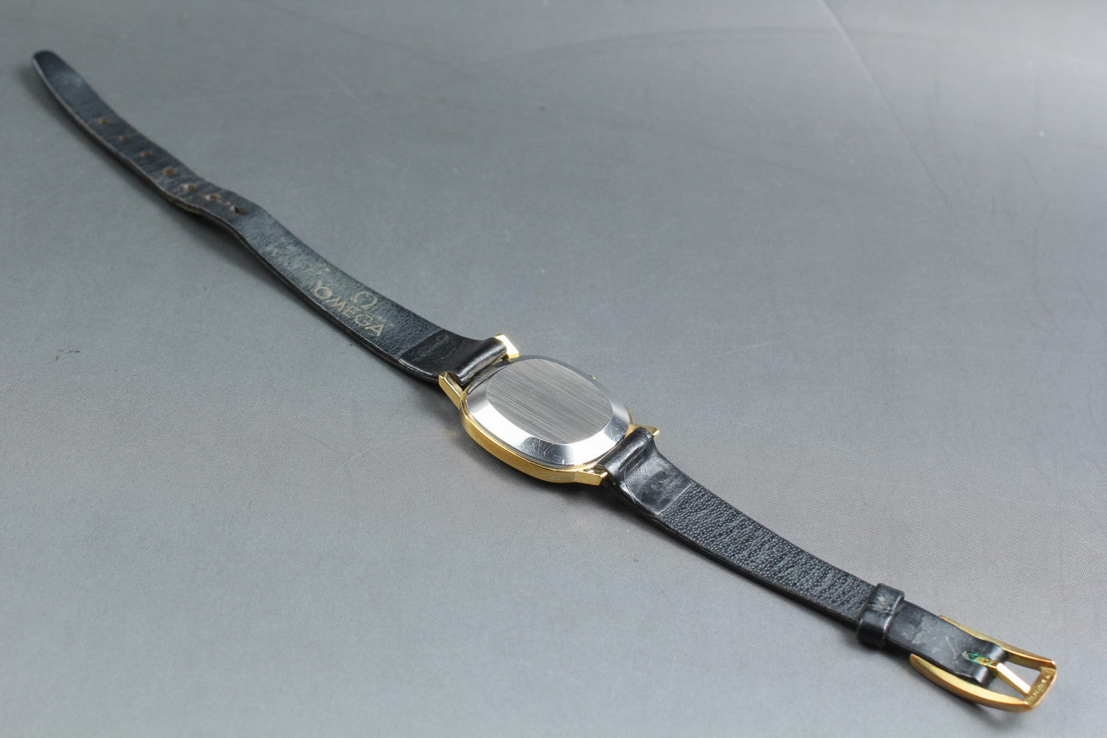 1979 Near MINT OMEGA De Ville 24mm 591.0021 Quartz Gold Dial Women's Vintage