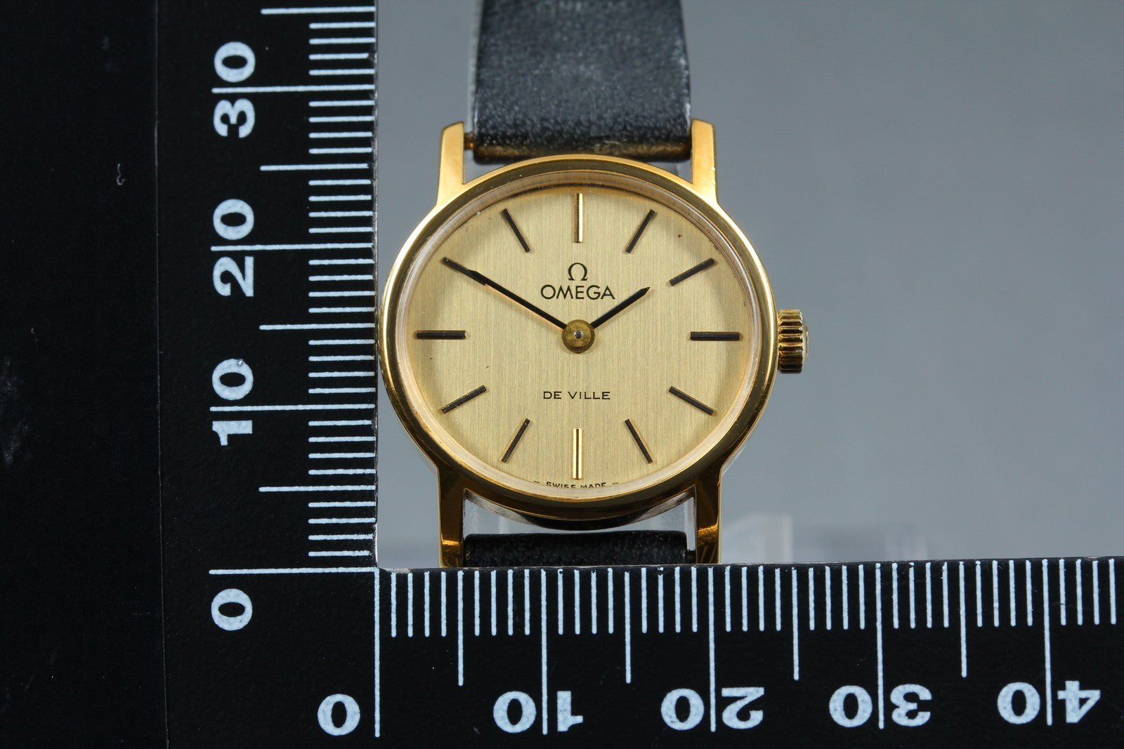 1977 Near MINT/Box OMEGA De Ville 24mm 511.0508 Manual Gold Dial Women's Vintage