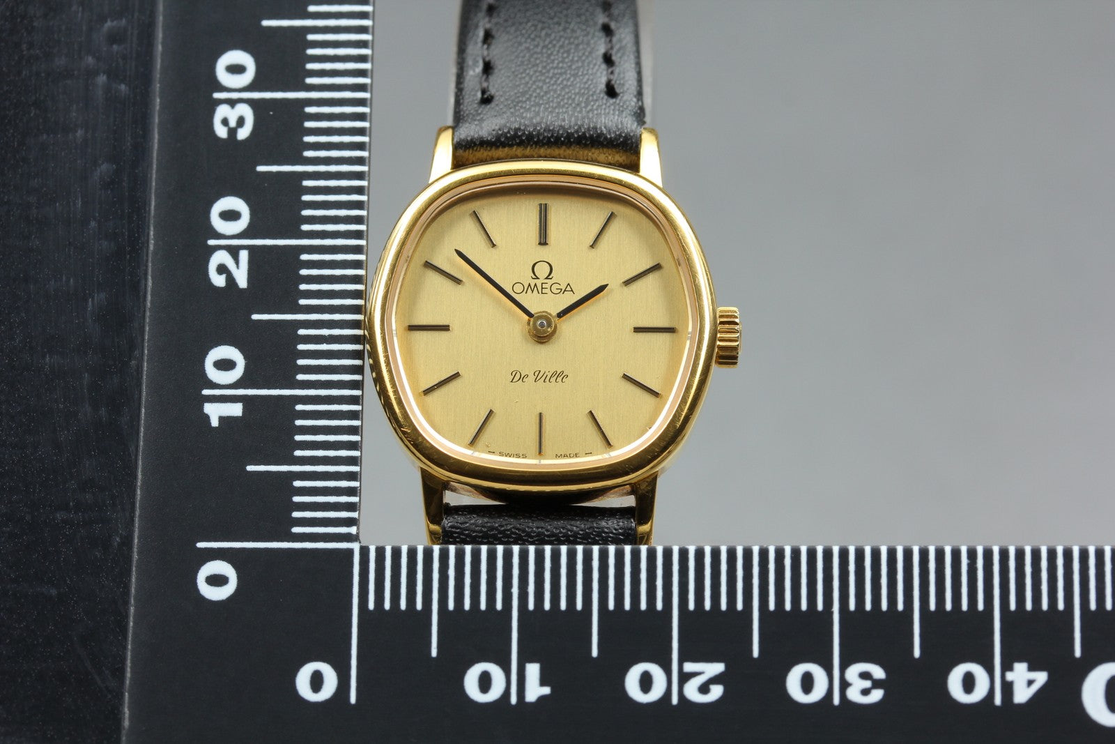 1979 Near MINT OMEGA De Ville 22mm 511.0559 Manual Gold Dial Women's Vintage