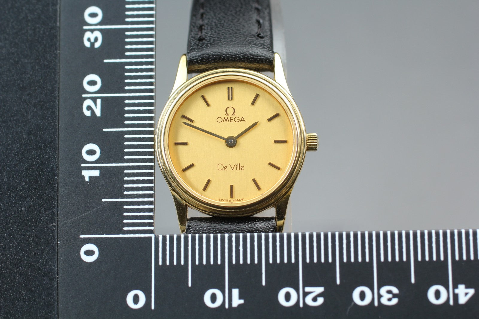1979 Near MINT/Box OMEGA De Ville 21mm 591.0338 Quartz Gold Dial Women's Vintage
