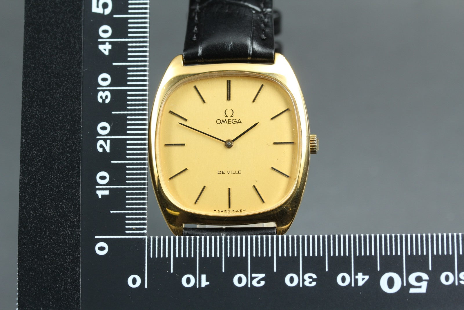 1976 Near MINT OMEGA De Ville 32mm 111.0139 Manual Gold Dial Men's Watch Vintage