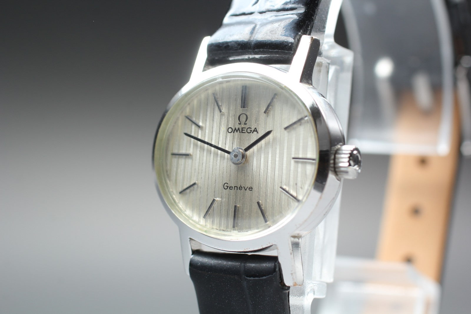1973 Near MINT OMEGA Geneve 23mm 511.0412 Manual Silver Dial Women's Vintage