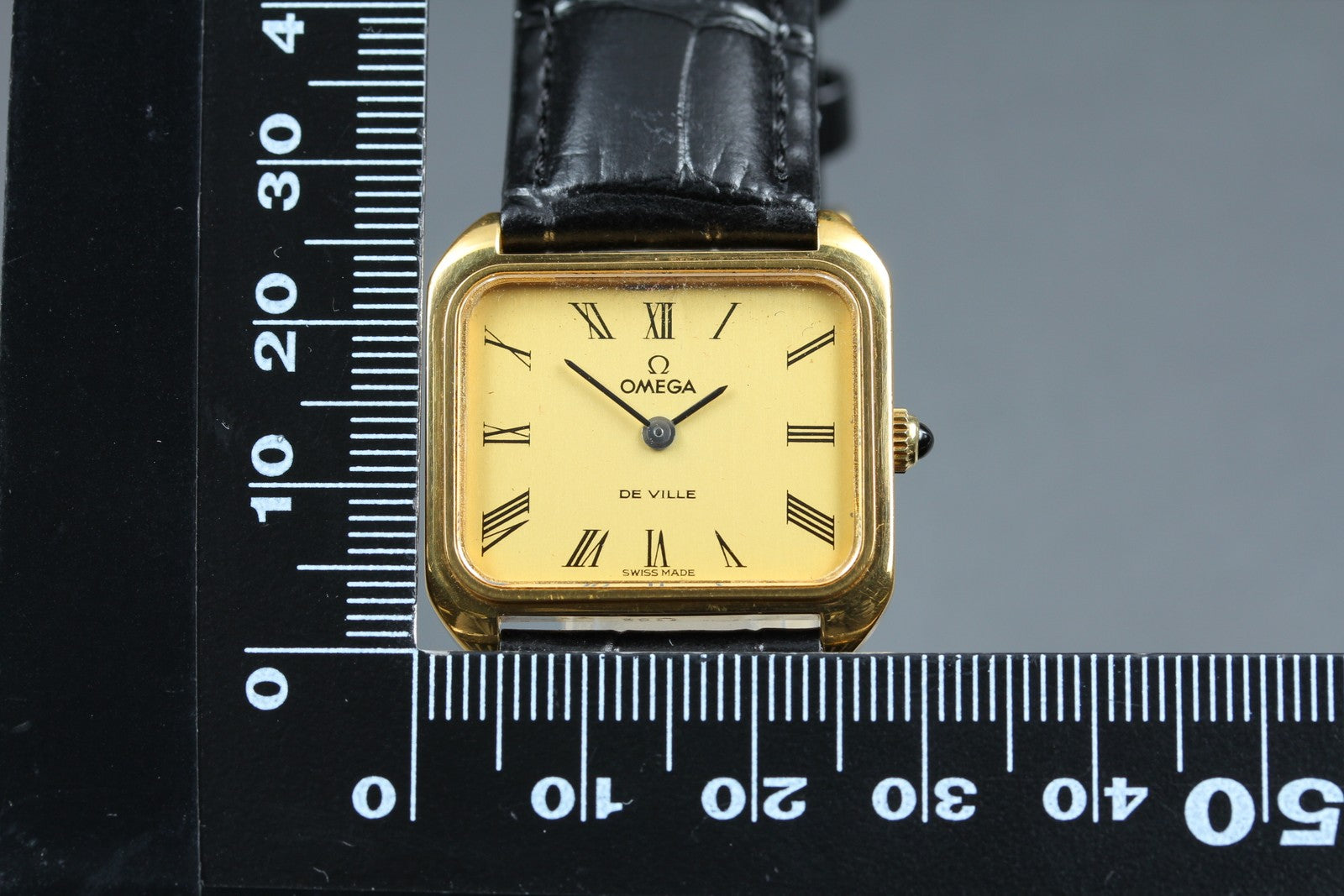 1978 Near MINT OMEGA De Ville 28mm 511.0504 Manual Gold Roman Dial Women Vintage