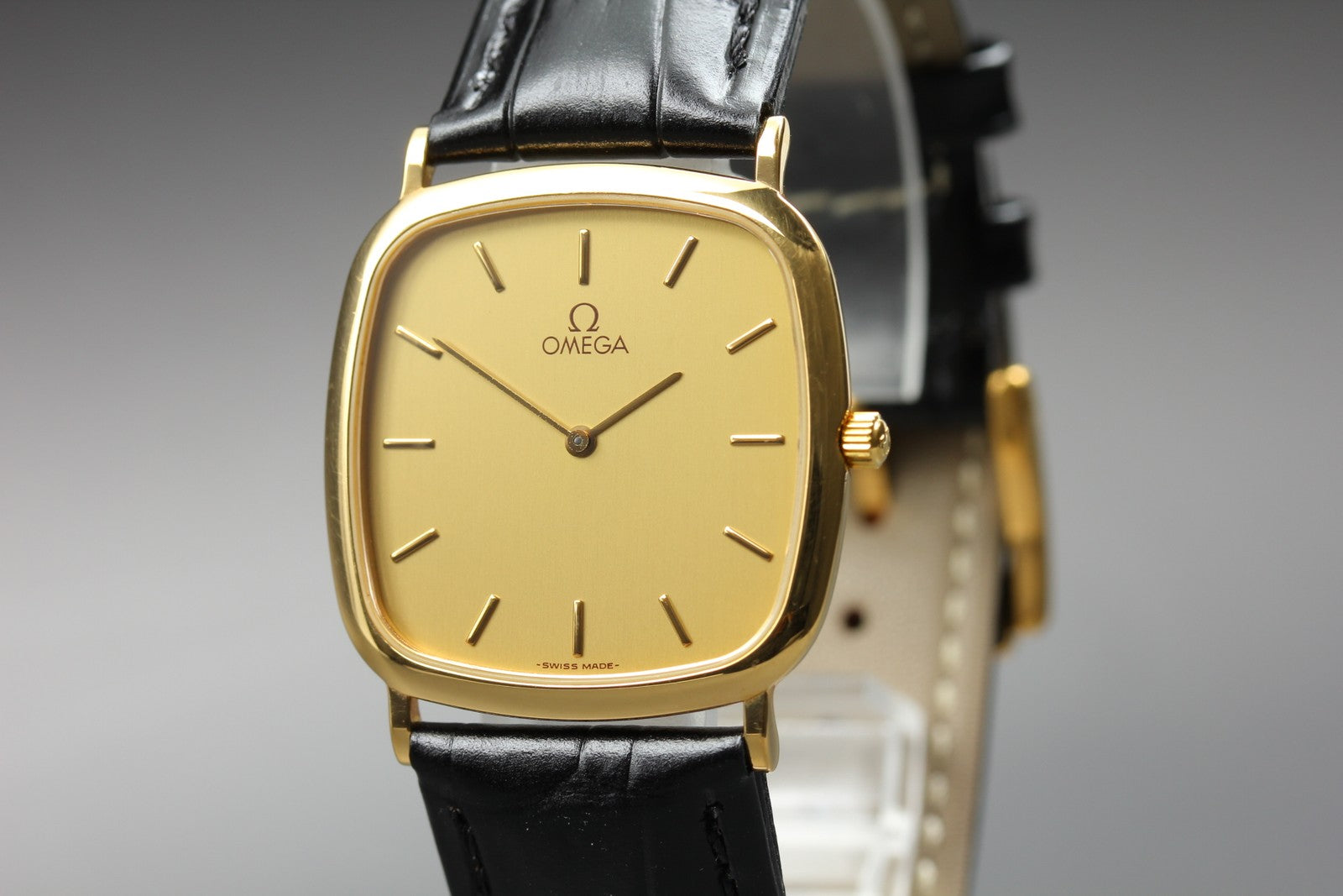 1989 Near MINT OMEGA De Ville 30mm 195.0077.2 Quartz Gold Dial Men's Vintage