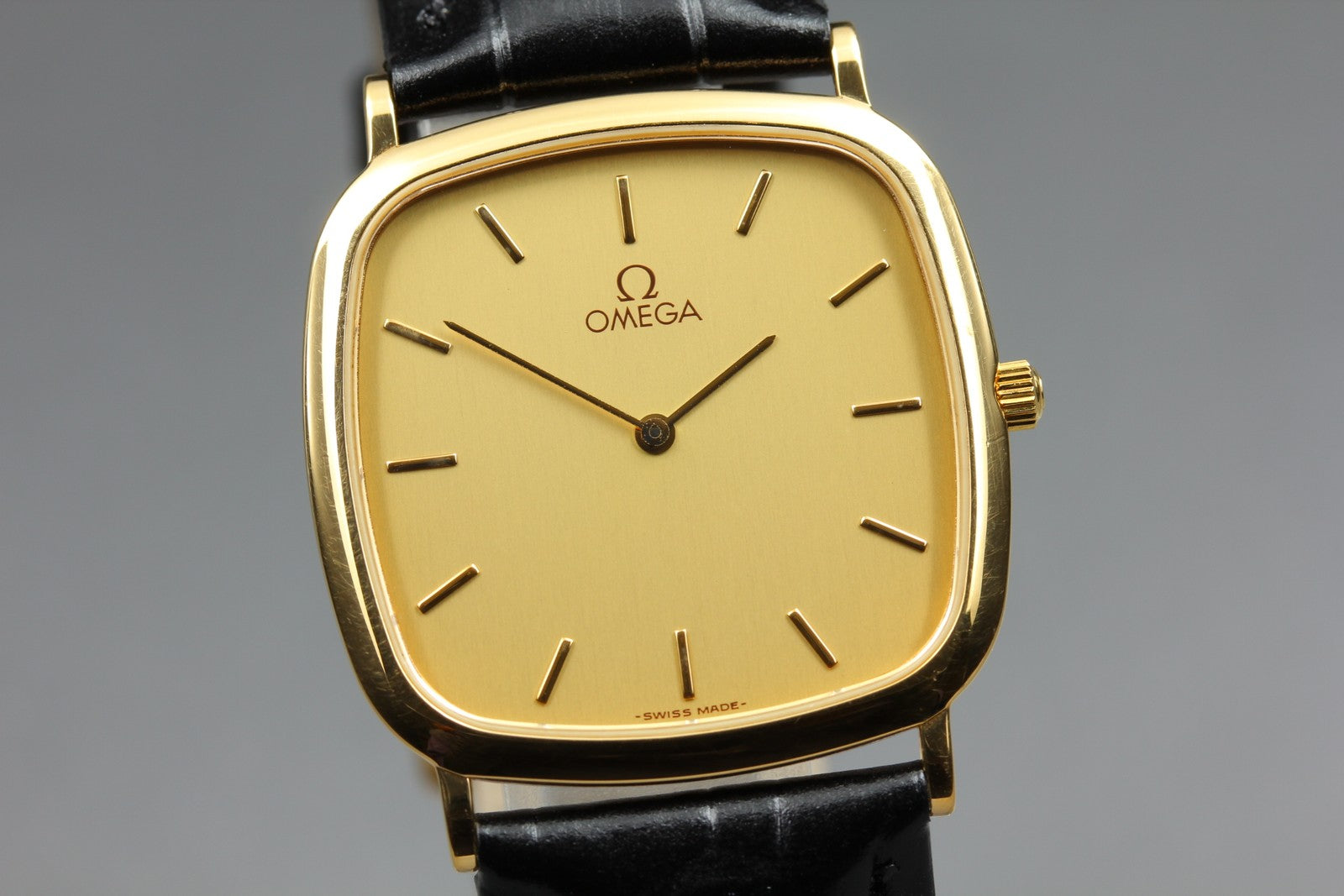 1989 Near MINT OMEGA De Ville 30mm 195.0077.2 Quartz Gold Dial Men's Vintage