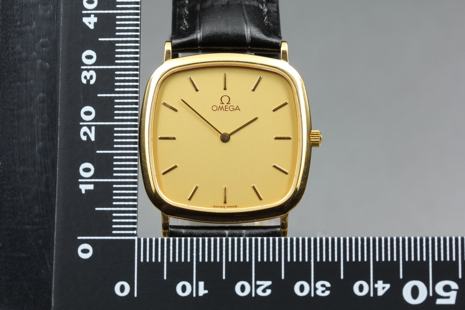 1989 Near MINT OMEGA De Ville 30mm 195.0077.2 Quartz Gold Dial Men's Vintage