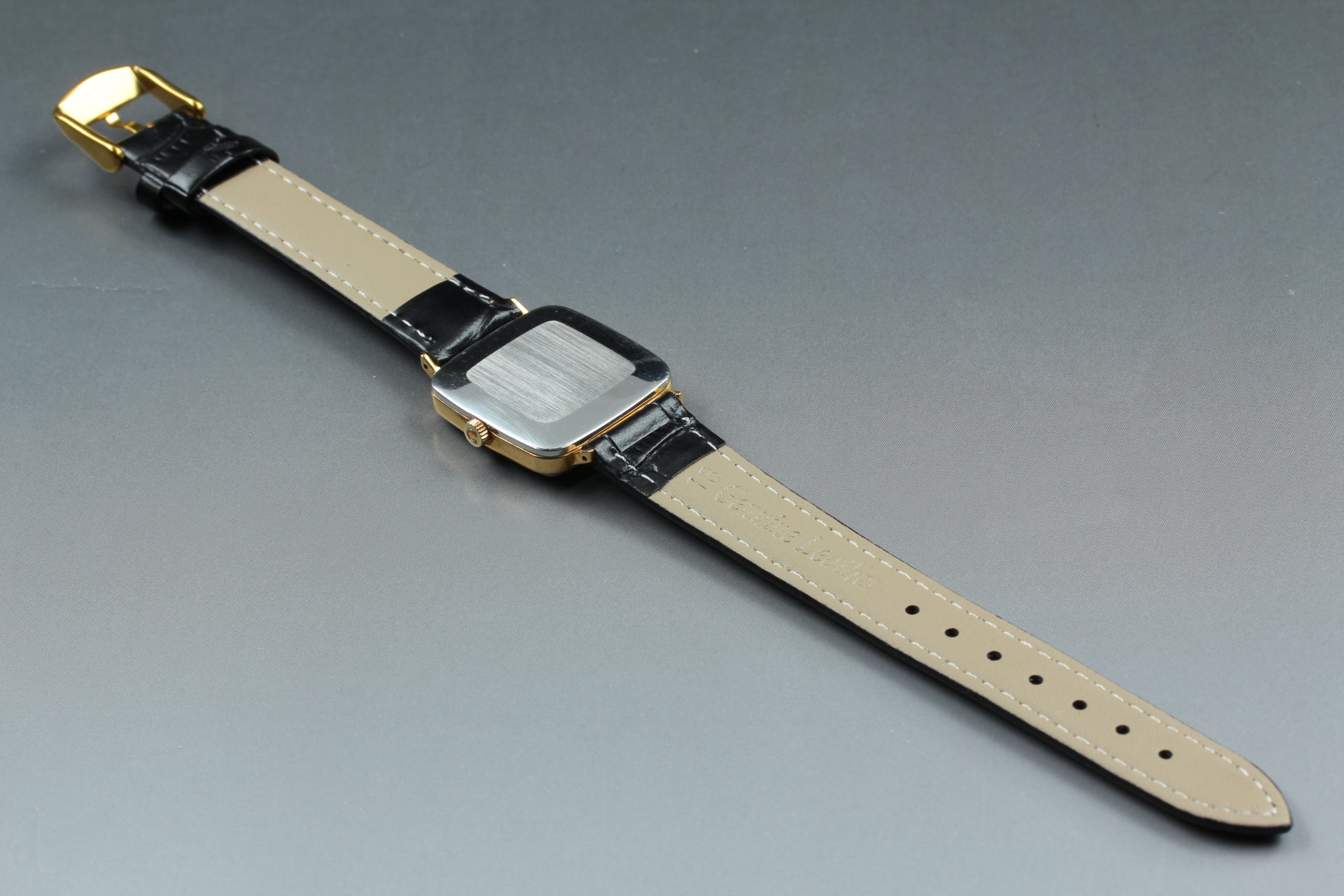 1974 Near MINT OMEGA Geneve 27mm 511.0415 Manual Gold Roman Dial Women's Vintage