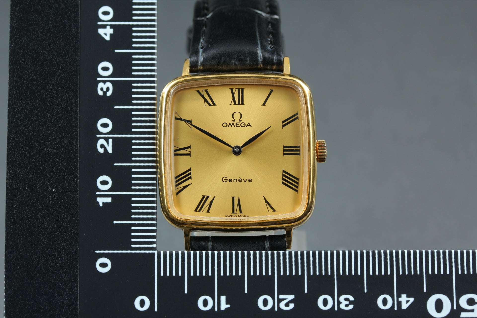 1974 Near MINT OMEGA Geneve 27mm 511.0415 Manual Gold Roman Dial Women's Vintage