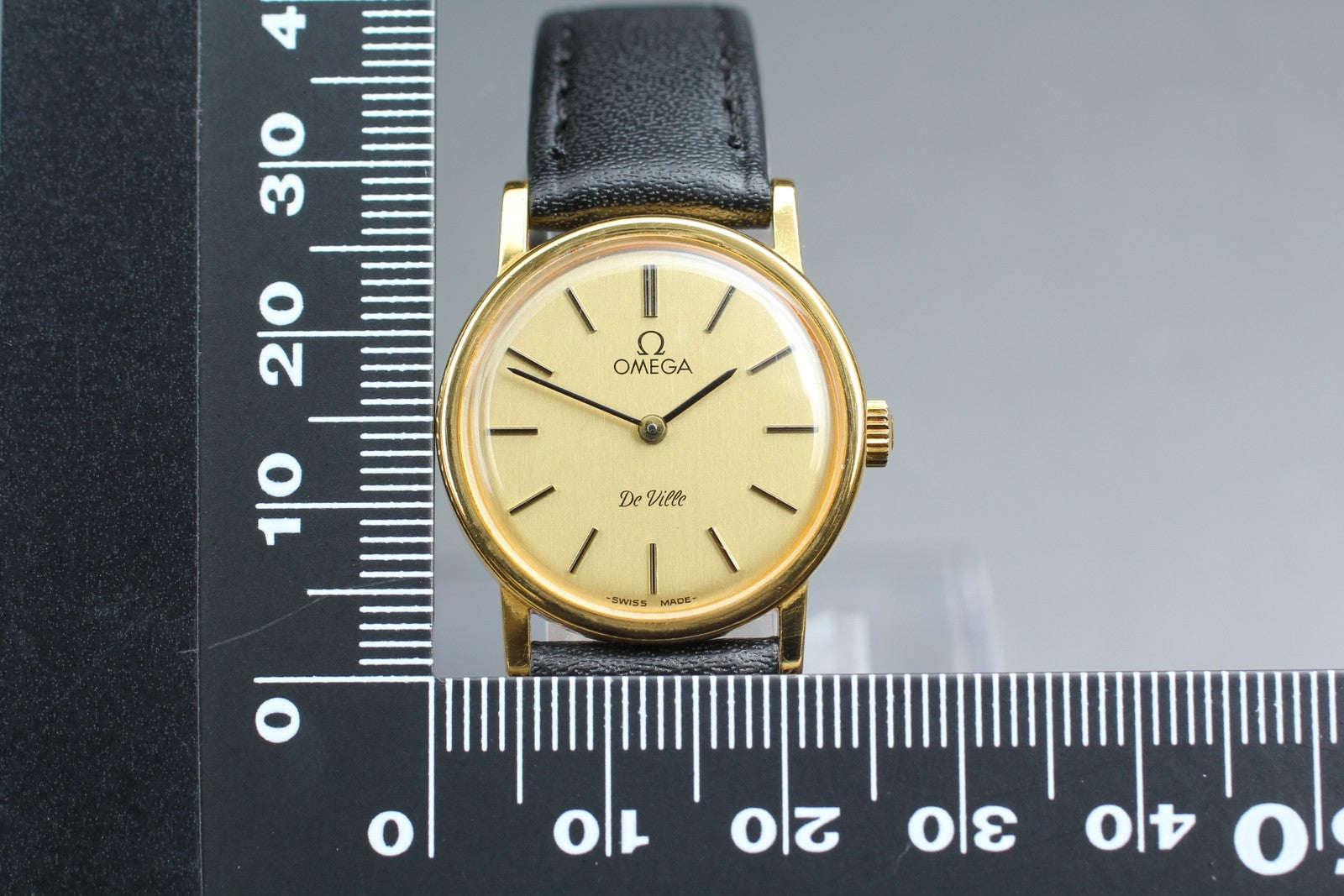 1979 Near MINT OMEGA De Ville 25mm 511.0532 Manual Gold Dial Women's Vintage