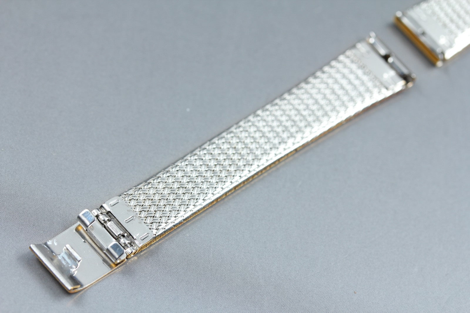 Near MINT OMEGA Milanese/Mesh Band 12mm Stainless Gold Plated Women's Vintage
