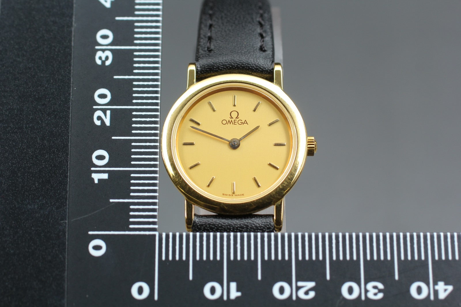 1991 Near MINT/Box OMEGA De Ville 22mm 595.0097.2 Quartz Gold Dial Women Vintage