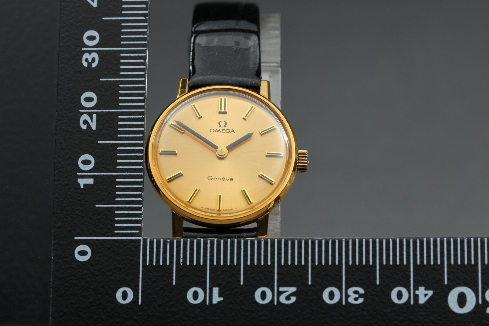 1972 Near MINT OMEGA Geneve 23mm 511.409 Manual Wind Gold Dial Women's Vintage