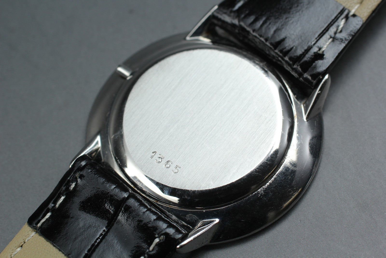 1981 Near MINT OMEGA De Ville 33mm 191.0106 Quartz Black Roman Dial Men Vintage